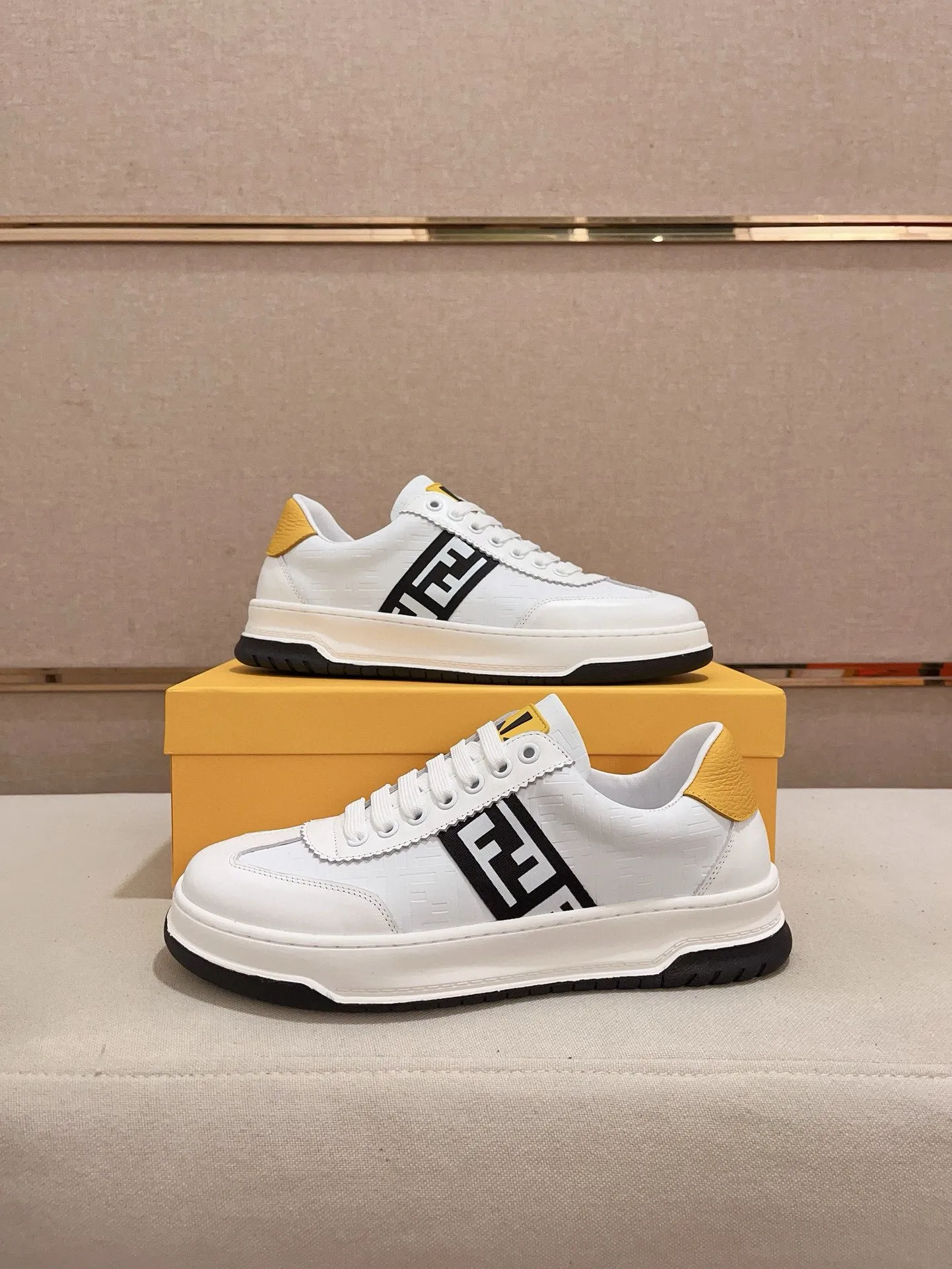 Men's shoes💰: 400💰[Fendi] Fendi's latest casual shoes for men! Available at counters simultaneously! A one-to-one replica of the original. All imported official website one-to-one cowhide fabric. The interior is made of top-grade sheepskin, and the original factory-supplied rubber outsole is used. Leading new fashion concepts. Matching code: 38-44. (can be customized for 45 non-refundable)